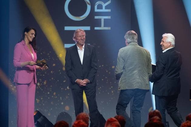 v.l. Moderatorin Esther SEDLACZEK und Preistraeger Horst HRUBESCH, die Laudatoren Manfred KALTZ und Klaus FISCHER, HALL OF FAME-Preisverleihung 2025 am 06.10.2025 im Deutschen Fussball-Museum in Dortmund Deutschland. Â