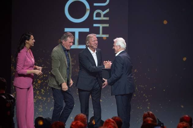 v.l. Moderatorin Esther SEDLACZEK, Laudator Manfred KALTZ, Preistraeger Horst HRUBESCH und Laudator Klaus FISCHER, HALL OF FAME-Preisverleihung 2025 am 06.10.2025 im Deutschen Fussball-Museum in Dortmund Deutschland. Â