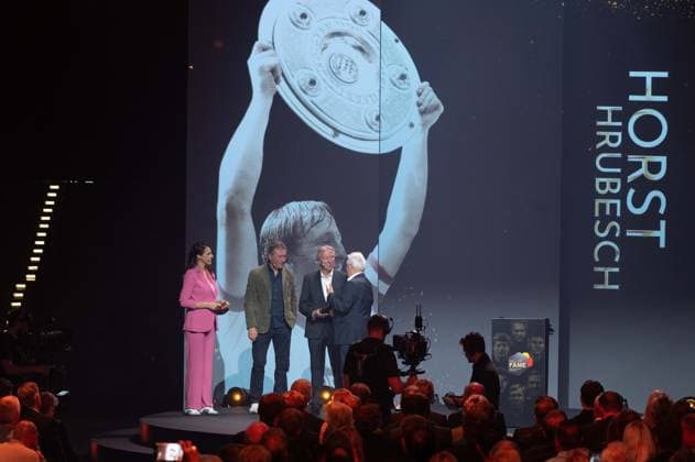 v.l. Moderatorin Esther SEDLACZEK, Laudator Manfred KALTZ, Preistraeger Horst HRUBESCH und Laudator Klaus FISCHER, HALL OF FAME-Preisverleihung 2025 am 06.10.2025 im Deutschen Fussball-Museum in Dortmund Deutschland. Â