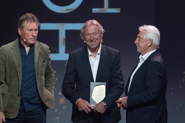v.l. Laudator Manfred KALTZ, Preistraeger Horst HRUBESCH und Laudator Klaus FISCHER, HALL OF FAME-Preisverleihung 2025 am 06.10.2025 im Deutschen Fussball-Museum in Dortmund Deutschland. Â