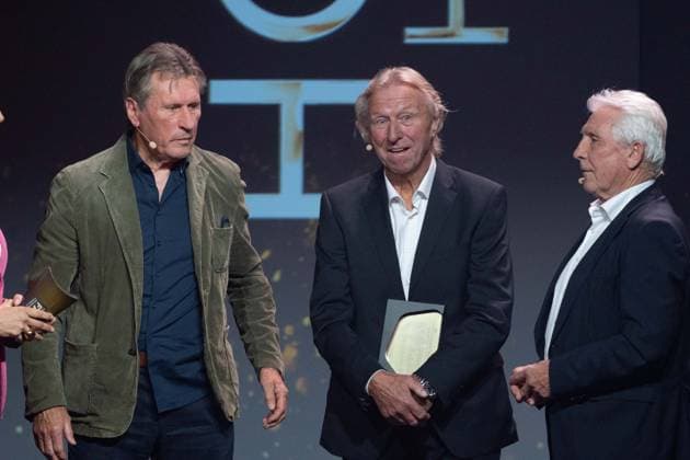 v.l. Laudator Manfred KALTZ, Preistraeger Horst HRUBESCH und Laudator Klaus FISCHER, HALL OF FAME-Preisverleihung 2025 am 06.10.2025 im Deutschen Fussball-Museum in Dortmund Deutschland. Â