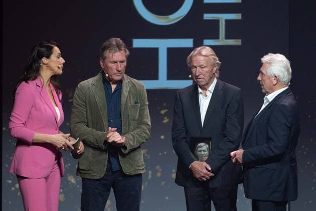 v.l. Moderatorin Esther SEDLACZEK, die Laudator Manfred KALTZ, Preistraeger Horst HRUBESCH und Laudator Klaus FISCHER, HALL OF FAME-Preisverleihung 2025 am 06.10.2025 im Deutschen Fussball-Museum in Dortmund Deutschland. Â