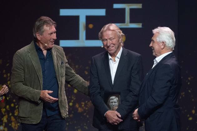 v.l. Laudator Manfred KALTZ, Preistraeger Horst HRUBESCH und Laudator Klaus FISCHER, HALL OF FAME-Preisverleihung 2025 am 06.10.2025 im Deutschen Fussball-Museum in Dortmund Deutschland. Â