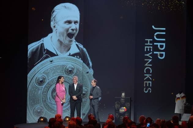 Preistraeger Jupp HEYNCKES wird in Abwesenheit geehrt, von links Moderatorin Esther SEDLACZEK, Bastian SCHWEINSTEIGER und Philipp LAHM, HALL OF FAME-Preisverleihung 2025 am 06.10.2025 im Deutschen Fussball-Museum in Dortmund Deutschland. Â