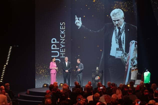 Preistraeger Jupp HEYNCKES wird in Abwesenheit geehrt, von links Moderatorin Esther SEDLACZEK, Bastian SCHWEINSTEIGER und Philipp LAHM, HALL OF FAME-Preisverleihung 2025 am 06.10.2025 im Deutschen Fussball-Museum in Dortmund Deutschland. Â
