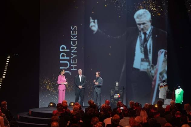 Preistraeger Jupp HEYNCKES wird in Abwesenheit geehrt, von links Moderatorin Esther SEDLACZEK, Bastian SCHWEINSTEIGER und Philipp LAHM, HALL OF FAME-Preisverleihung 2025 am 06.10.2025 im Deutschen Fussball-Museum in Dortmund Deutschland. Â