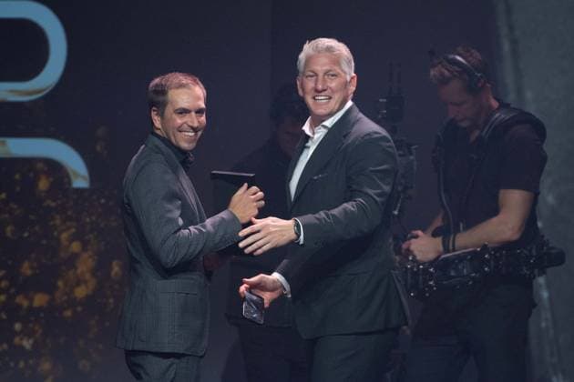 Preistraeger Jupp HEYNCKES wird in Abwesenheit geehrt, Bastian SCHWEINSTEIGER und Philipp LAHM nehmen ein Selfie-Video auf, HALL OF FAME-Preisverleihung 2025 am 06.10.2025 im Deutschen Fussball-Museum in Dortmund Deutschland. Â