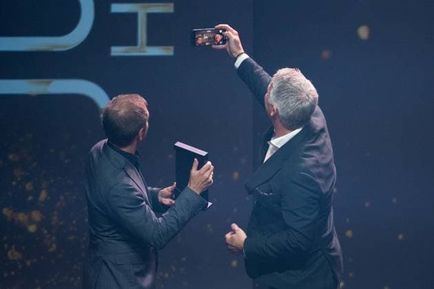 Preistraeger Jupp HEYNCKES wird in Abwesenheit geehrt, Bastian SCHWEINSTEIGER und Philipp LAHM nehmen ein Selfie-Video auf, HALL OF FAME-Preisverleihung 2025 am 06.10.2025 im Deutschen Fussball-Museum in Dortmund Deutschland. Â