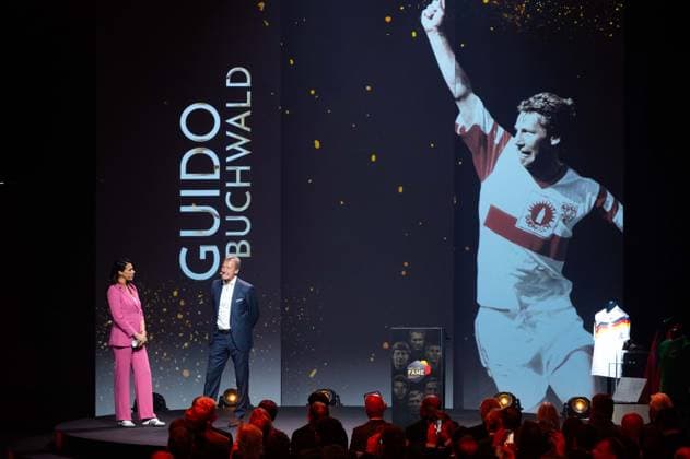 v.l. Moderatorin Esther SEDLACZEK Preistraeger Guido BUCHWALD, HALL OF FAME-Preisverleihung 2025 am 06.10.2025 im Deutschen Fussball-Museum in Dortmund Deutschland. Â