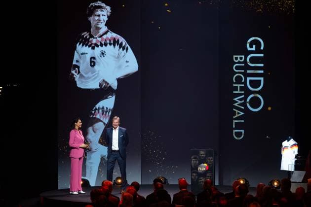 v.l. Moderatorin Esther SEDLACZEK Preistraeger Guido BUCHWALD, HALL OF FAME-Preisverleihung 2025 am 06.10.2025 im Deutschen Fussball-Museum in Dortmund Deutschland. Â