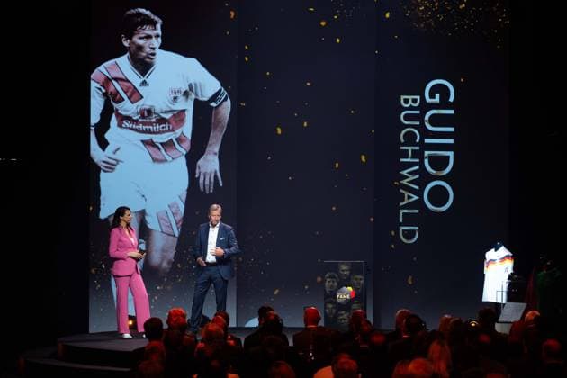 v.l. Moderatorin Esther SEDLACZEK Preistraeger Guido BUCHWALD, HALL OF FAME-Preisverleihung 2025 am 06.10.2025 im Deutschen Fussball-Museum in Dortmund Deutschland. Â