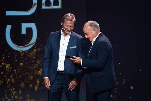 v.l. Preistraeger Guido BUCHWALD, Laudator Hansi MUELLER, Müller, HALL OF FAME-Preisverleihung 2025 am 06.10.2025 im Deutschen Fussball-Museum in Dortmund Deutschland. Â