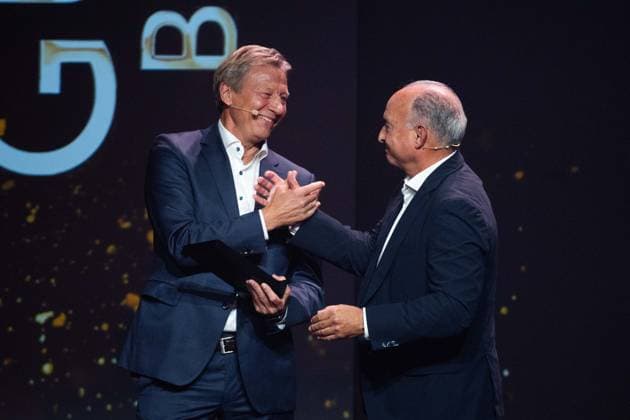v.l. Preistraeger Guido BUCHWALD, Laudator Hansi MUELLER, Müller, HALL OF FAME-Preisverleihung 2025 am 06.10.2025 im Deutschen Fussball-Museum in Dortmund Deutschland. Â