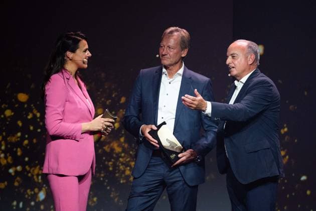 v.l. Moderatorin Esther SEDLACZEK Preistraeger Guido BUCHWALD, Laudator Hansi MUELLER, Müller, HALL OF FAME-Preisverleihung 2025 am 06.10.2025 im Deutschen Fussball-Museum in Dortmund Deutschland. Â