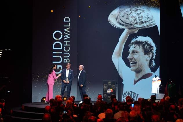 v.l. Moderatorin Esther SEDLACZEK Preistraeger Guido BUCHWALD, Laudator Hansi MUELLER, Müller, HALL OF FAME-Preisverleihung 2025 am 06.10.2025 im Deutschen Fussball-Museum in Dortmund Deutschland. Â
