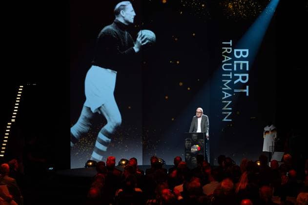 Bernd NEUENDORF, DFB-Praesident, haelt die Laudatio, Ehrung fuer Bert TRAUMANN (Posthum) HALL OF FAME-Preisverleihung 2025 am 06.10.2025 im Deutschen Fussball-Museum in Dortmund Deutschland. Â