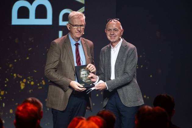 v.l. Mark TRAUMANN, Sohn von Bert Trautmann, Laudator Bernd NEUENDORF, DFB-Praesident, Ehrung fuer Bert TRAUMANN (Posthum) HALL OF FAME-Preisverleihung 2025 am 06.10.2025 im Deutschen Fussball-Museum in Dortmund Deutschland. Â *** from left Mark TRAUMANN, son of Bert Trautmann, laudator Bernd NEUENDORF, DFB President, honor for Bert TRAUMANN Posthumous HALL OF FAME Award Ceremony 2025 on 06 10 2025 at the German Football Museum in Dortmund Germany Â
