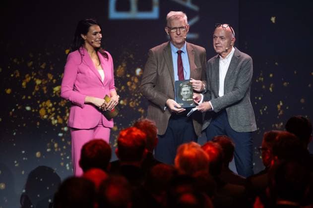 v.l. Moderatorin Esther SEDLACZEK Mark TRAUMANN, Sohn von Bert Trautmann, Laudator Bernd NEUENDORF, DFB-Praesident, Ehrung fuer Bert TRAUMANN (Posthum) HALL OF FAME-Preisverleihung 2025 am 06.10.2025 im Deutschen Fussball-Museum in Dortmund Deutschland. Â