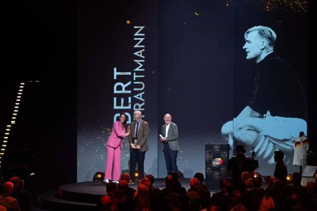 v.l. Moderatorin Esther SEDLACZEK Mark TRAUMANN, Sohn von Bert Trautmann, Laudator Bernd NEUENDORF, DFB-Praesident, Ehrung fuer Bert TRAUMANN (Posthum) HALL OF FAME-Preisverleihung 2025 am 06.10.2025 im Deutschen Fussball-Museum in Dortmund Deutschland. Â