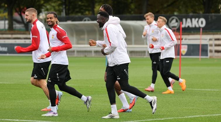 BAU 07.10..2025 Stuttgart Fußball VfB Stuttgart Training, v.l. Jeff Chabot, Lorenz Assignon, Silas