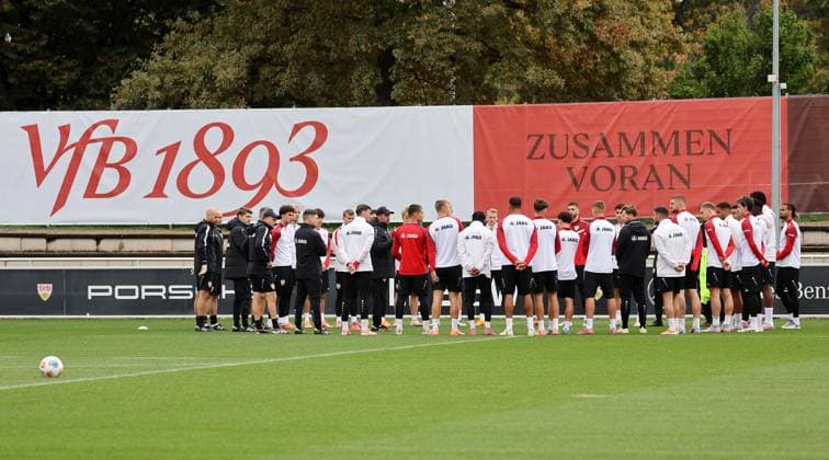 BAU 07.10..2025 Stuttgart Fußball VfB Stuttgart Training, Feature, Trainer Sebastian Hoeneß (Mitte)