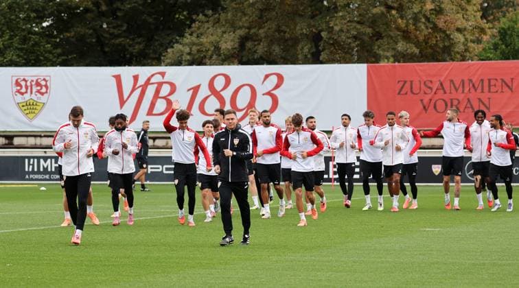 BAU 07.10..2025 Stuttgart Fußball VfB Stuttgart Training,Feature Warmlaufen