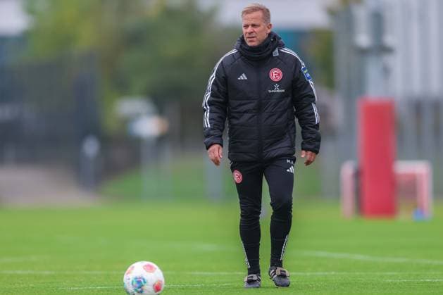 Fußball 2. Bundesliga Training Fortuna Düsseldorf am 07.10.2025 auf dem Trainingsgelände an der Merkur Spiel-Arena in Düsseldorf Markus Anfang ( Trainer Cheftrainer Düsseldorf )