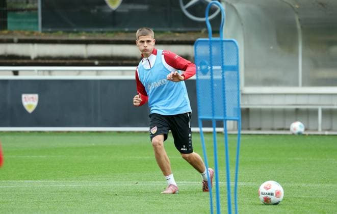 07.10.25 VfB Stuttgart Training Deutschland, Stuttgart, 07.10.2025, Fussball, Bundesliga, VfB Stuttgart Training: Enis Redzepi.