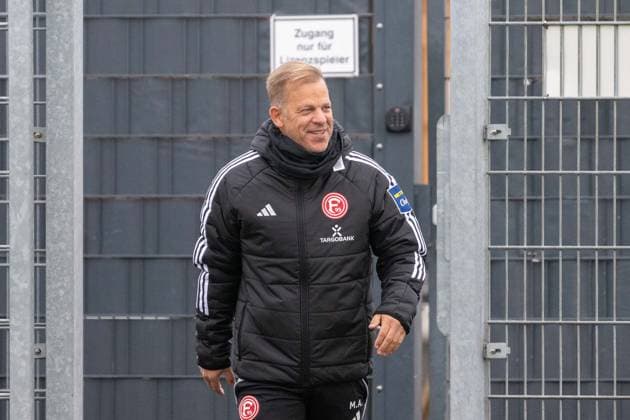 07.10.2025, Fussball: 2. Bundesliga, Saison 2025 2026, öffentliches Training, Fortuna Düsseldorf auf dem Trainingsgelände an der Merkur Spiel-Arena in Düsseldorf. Markus Anfang (Fortuna Duesseldorf, Cheftrainer) kommt gut gelaunt auf den Platz. Foto: Kirchner-Media TH
