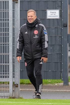 07.10.2025, Fussball: 2. Bundesliga, Saison 2025 2026, öffentliches Training, Fortuna Düsseldorf auf dem Trainingsgelände an der Merkur Spiel-Arena in Düsseldorf. Markus Anfang (Fortuna Duesseldorf, Cheftrainer) kommt auf den Platz. Foto: Kirchner-Media TH