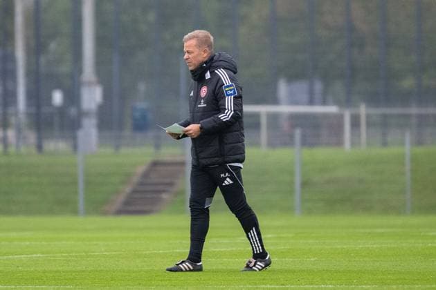 07.10.2025, Fussball: 2. Bundesliga, Saison 2025 2026, öffentliches Training, Fortuna Düsseldorf auf dem Trainingsgelände an der Merkur Spiel-Arena in Düsseldorf. Markus Anfang (Fortuna Duesseldorf, Cheftrainer) schaut sich noch einmal den Uebungsablauf an. Foto: Kirchner-Media TH