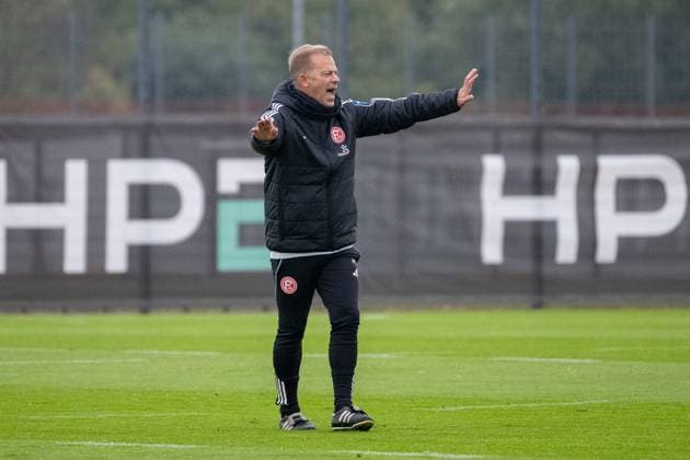 07.10.2025, Fussball: 2. Bundesliga, Saison 2025 2026, öffentliches Training, Fortuna Düsseldorf auf dem Trainingsgelände an der Merkur Spiel-Arena in Düsseldorf. Markus Anfang (Fortuna Duesseldorf, Cheftrainer) unterbricht die Uebung. Foto: Kirchner-Media TH