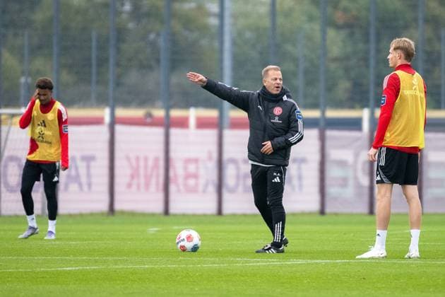 07.10.2025, Fussball: 2. Bundesliga, Saison 2025 2026, öffentliches Training, Fortuna Düsseldorf auf dem Trainingsgelände an der Merkur Spiel-Arena in Düsseldorf. Markus Anfang (Fortuna Duesseldorf, Cheftrainer) gibt den Spielern Anweisungen. Foto: Kirchner-Media TH