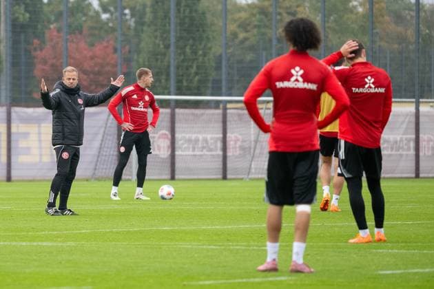 07.10.2025, Fussball: 2. Bundesliga, Saison 2025 2026, öffentliches Training, Fortuna Düsseldorf auf dem Trainingsgelände an der Merkur Spiel-Arena in Düsseldorf. Markus Anfang (Fortuna Duesseldorf, Cheftrainer) erklaert den Sieler seine Erwartungen. Foto: Kirchner-Media TH