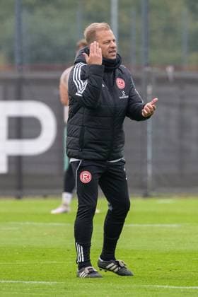 07.10.2025, Fussball: 2. Bundesliga, Saison 2025 2026, öffentliches Training, Fortuna Düsseldorf auf dem Trainingsgelände an der Merkur Spiel-Arena in Düsseldorf. Markus Anfang (Fortuna Duesseldorf, Cheftrainer) unterbricht die Uebung. Foto: Kirchner-Media TH