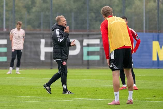 07.10.2025, Fussball: 2. Bundesliga, Saison 2025 2026, öffentliches Training, Fortuna Düsseldorf auf dem Trainingsgelände an der Merkur Spiel-Arena in Düsseldorf. Markus Anfang (Fortuna Duesseldorf, Cheftrainer) erklaert seine Anforderungen an die Uebung. Foto: Kirchner-Media TH