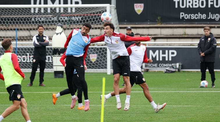 BAU 07.10..2025 Stuttgart Fußball VfB Stuttgart Training, oben v.l. Tiago Tomas, Michael Glück