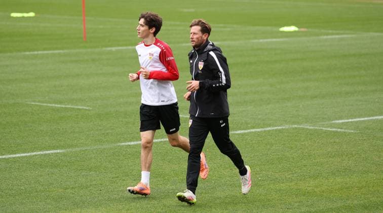 BAU 07.10..2025 Stuttgart Fußball VfB Stuttgart Training, v.l. Efe Korkut, Dr. Andre Filipovic