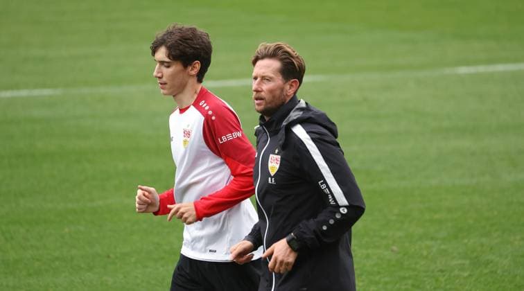 BAU 07.10..2025 Stuttgart Fußball VfB Stuttgart Training, v.l. Efe Korkut, Dr. Andre Filipovic