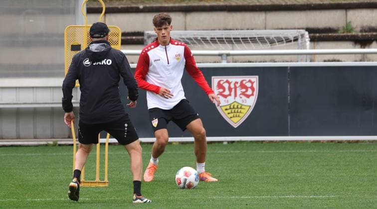 BAU 07.10..2025 Stuttgart Fußball VfB Stuttgart Training, Lauri Penna (rechts)