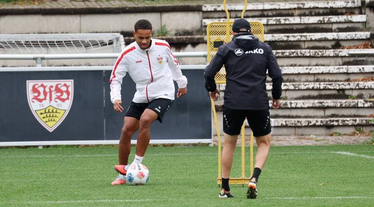 BAU 07.10..2025 Stuttgart Fußball VfB Stuttgart Training, Nikolas Nartey (links)