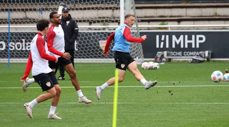 BAU 07.10..2025 Stuttgart Fußball VfB Stuttgart Training, hinten v.l. Josha Vagnoman, Yannick Keitel