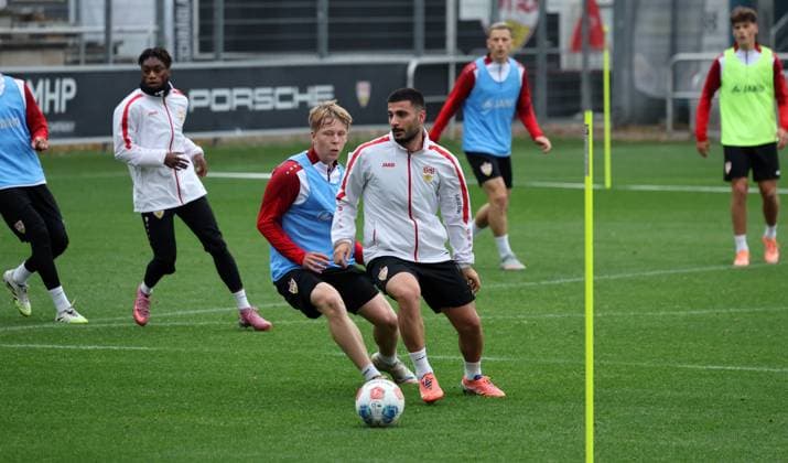 07.10.25 VfB Stuttgart Training Deutschland, Stuttgart, 07.10.2025, Fussball, Bundesliga, VfB Stuttgart Training: v.l. Julian Lüers, Deniz Undav.