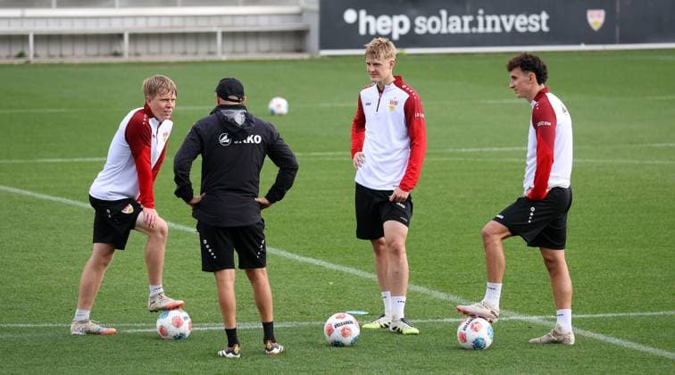 BAU 07.10..2025 Stuttgart Fußball VfB Stuttgart Training, v.l. Julian Lüers, Nathaniel Weiss, Maximlian Herwerth, Michael Glück