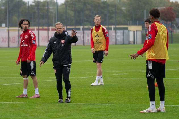 07.10.2025, Fussball: 2. Bundesliga, Saison 2025 2026, öffentliches Training, Fortuna Düsseldorf auf dem Trainingsgelände an der Merkur Spiel-Arena in Düsseldorf. Markus Anfang (Fortuna Duesseldorf, Cheftrainer) erklaert den Uebungsablauf. Foto: Kirchner-Media TH