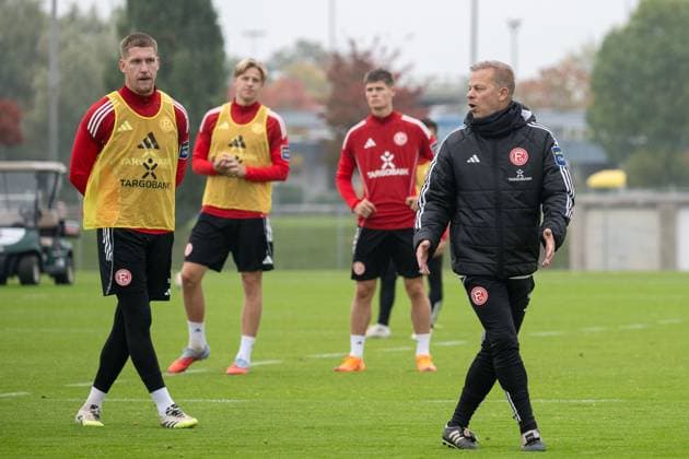 07.10.2025, Fussball: 2. Bundesliga, Saison 2025 2026, öffentliches Training, Fortuna Düsseldorf auf dem Trainingsgelände an der Merkur Spiel-Arena in Düsseldorf. Markus Anfang (Fortuna Duesseldorf, Cheftrainer) erklaert seine Erwartungen an den Uebungsablauf. Foto: Kirchner-Media TH