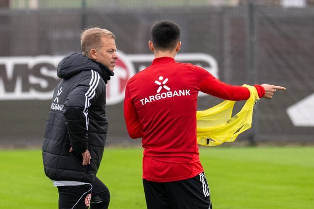 07.10.2025, Fussball: 2. Bundesliga, Saison 2025 2026, öffentliches Training, Fortuna Düsseldorf auf dem Trainingsgelände an der Merkur Spiel-Arena in Düsseldorf. Markus Anfang (Fortuna Duesseldorf, Cheftrainer) im Gespraech mit Shinta Appelkamp (Fortuna Duesseldorf, 23). Foto: Kirchner-Media TH