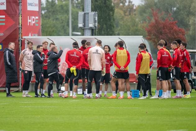 07.10.2025, Fussball: 2. Bundesliga, Saison 2025 2026, öffentliches Training, Fortuna Düsseldorf auf dem Trainingsgelände an der Merkur Spiel-Arena in Düsseldorf. Markus Anfang (Fortuna Duesseldorf, Cheftrainer) im Kreise seiner neuen Mannschaft. Foto: Kirchner-Media TH