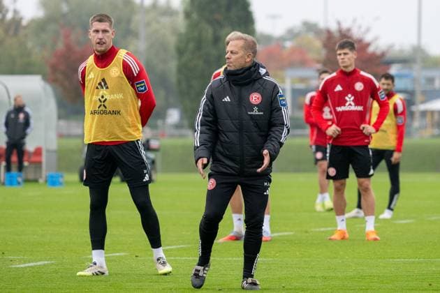 07.10.2025, Fussball: 2. Bundesliga, Saison 2025 2026, öffentliches Training, Fortuna Düsseldorf auf dem Trainingsgelände an der Merkur Spiel-Arena in Düsseldorf. Markus Anfang (Fortuna Duesseldorf, Cheftrainer) erklaert seine Erwartungen an den Uebungsablauf. Daneben Jordy de Wijs (Fortuna Duesseldorf, 30). Foto: Kirchner-Media TH