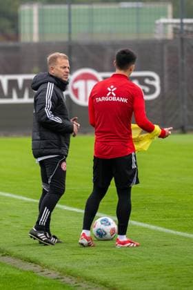 07.10.2025, Fussball: 2. Bundesliga, Saison 2025 2026, öffentliches Training, Fortuna Düsseldorf auf dem Trainingsgelände an der Merkur Spiel-Arena in Düsseldorf. Markus Anfang (Fortuna Duesseldorf, Cheftrainer) im Gespraech mit Shinta Appelkamp (Fortuna Duesseldorf, 23). Foto: Kirchner-Media TH